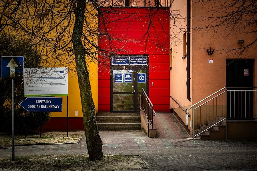 Nocna i Świąteczna Opieka Zdrowotna - drzwi wejściowe