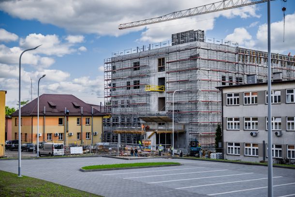 widok frontu nowego budynku w budowie